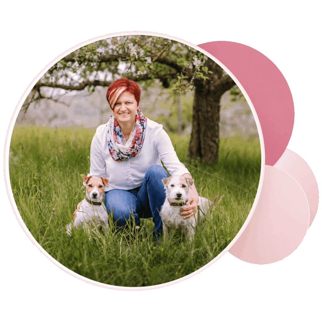 Frau mit zwei Hunden
